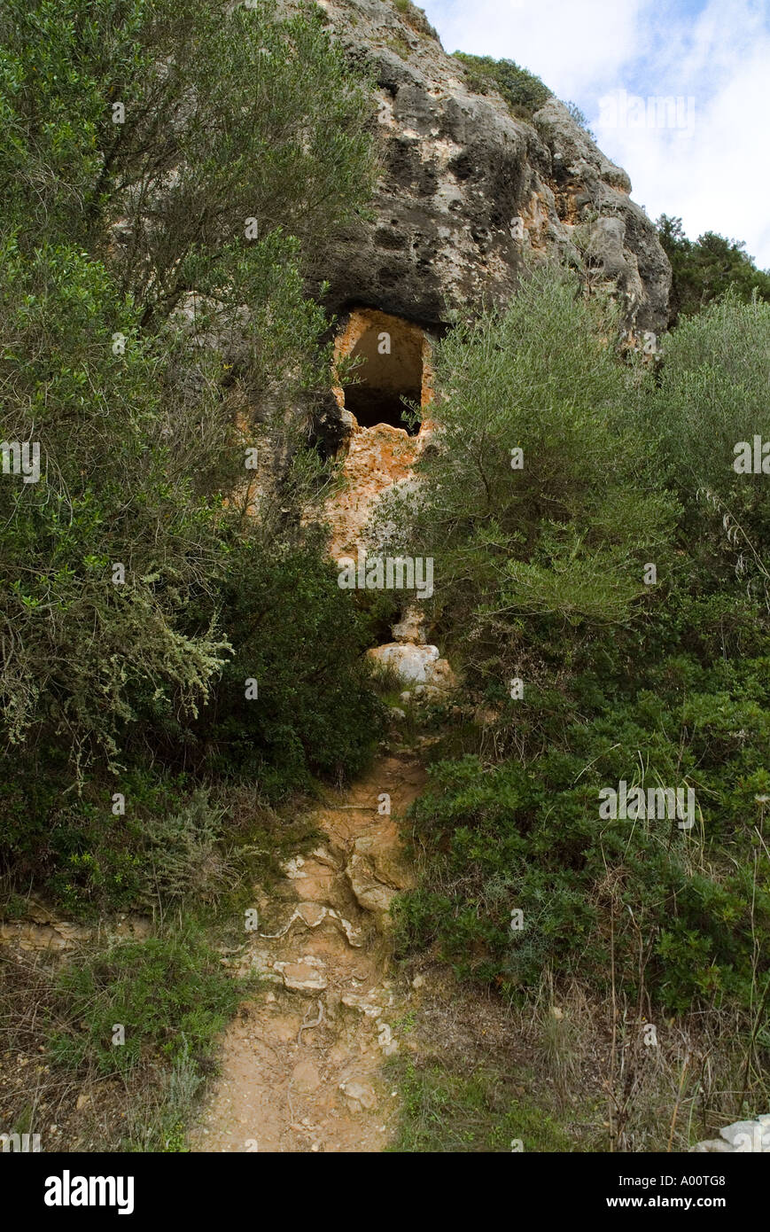 Dh CALES CUEVAS MENORCA preistorica sepoltura del neolitico le grotte di calcare seacliffs Foto Stock