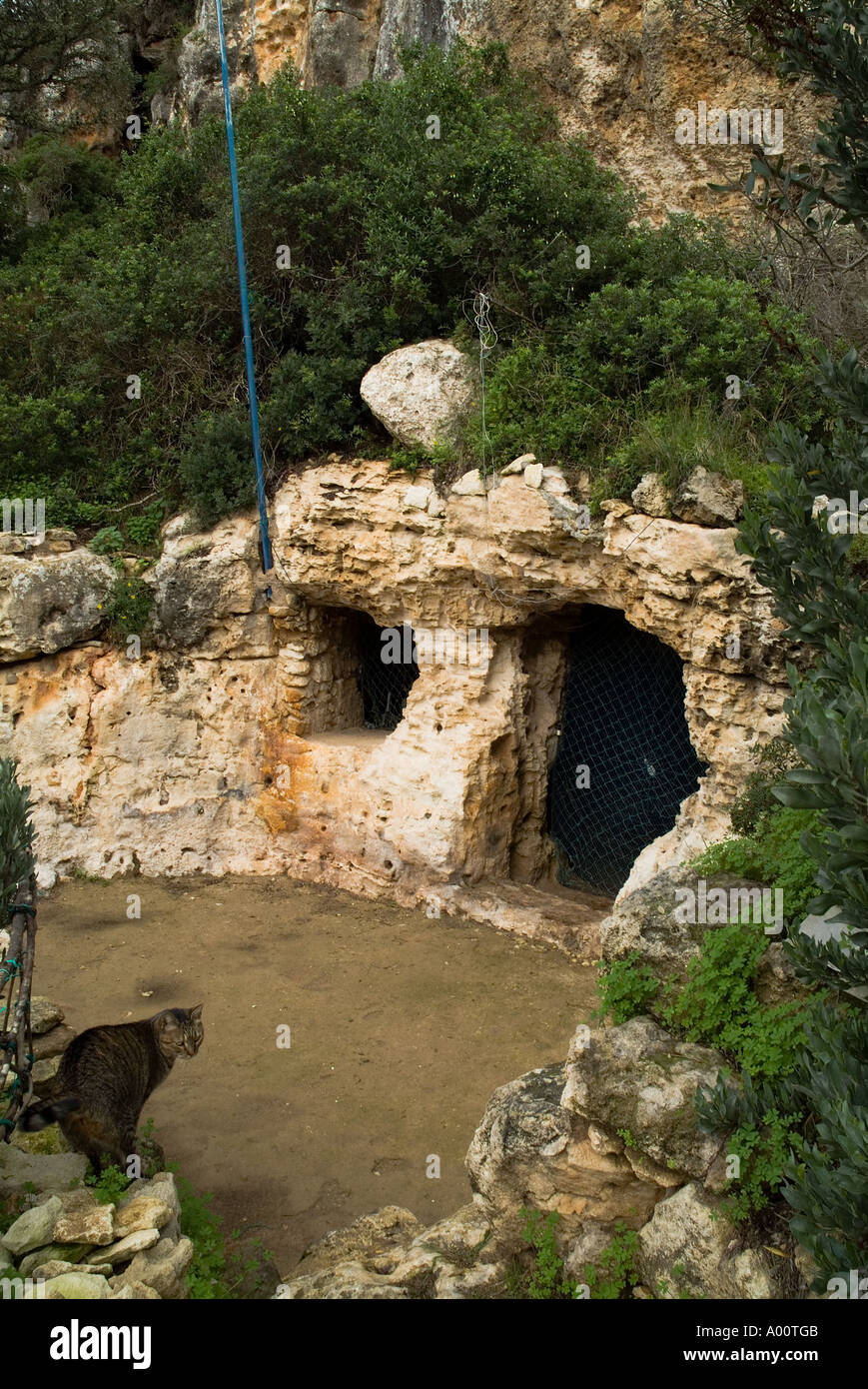 dh Neolitico grotte sepolcrali europa CALES CUEVAS MENORCA BALEARI Preistorica età del bronzo grotta preistoria sito megalitico Foto Stock