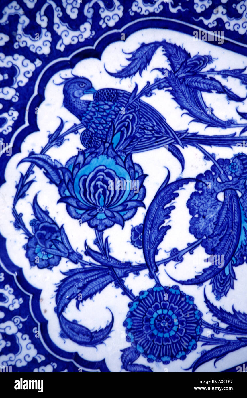Classica tegola blu del mitico uccello Phoenix e motivo floreale Topkapi Palace Istanbul Turchia Foto Stock