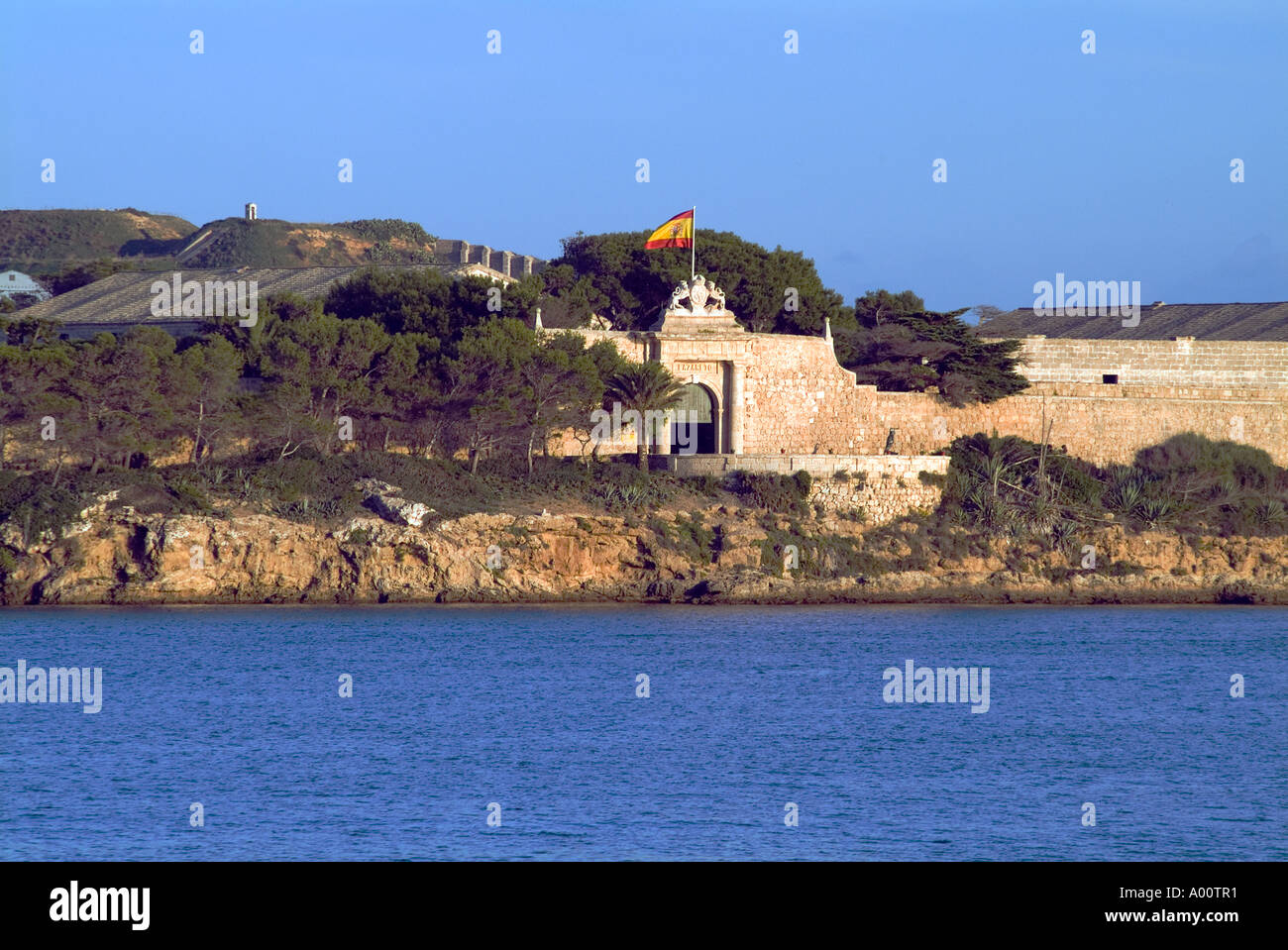 Dh ISLA EL LAZARETO MENORCA Spagnolo base navale di ingresso con bandiera spagnola battenti Foto Stock