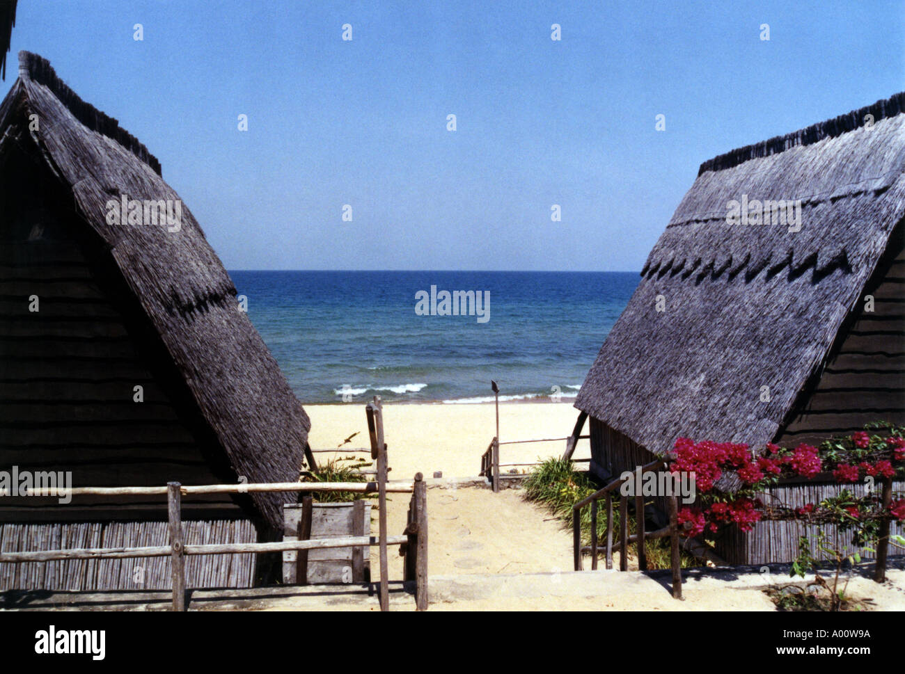 Cabine sulla spiaggia, che si affaccia sul Lago Malawi Foto Stock