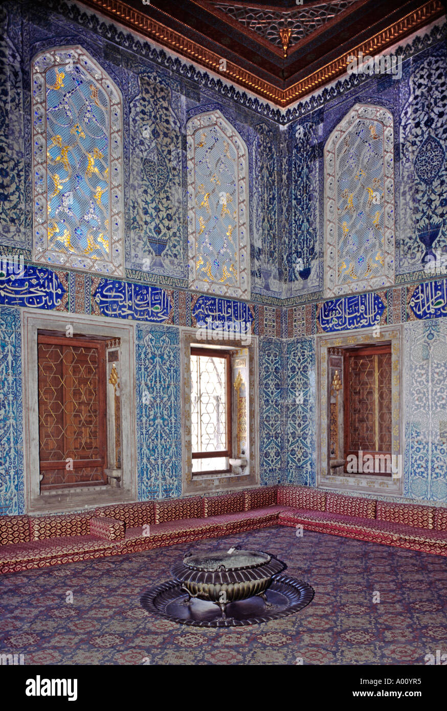 Una delle bellissime piastrelle dipinte e decorate camere salotto dell'Harem del Palazzo Topkapi Impero ottomano Istanbul Foto Stock