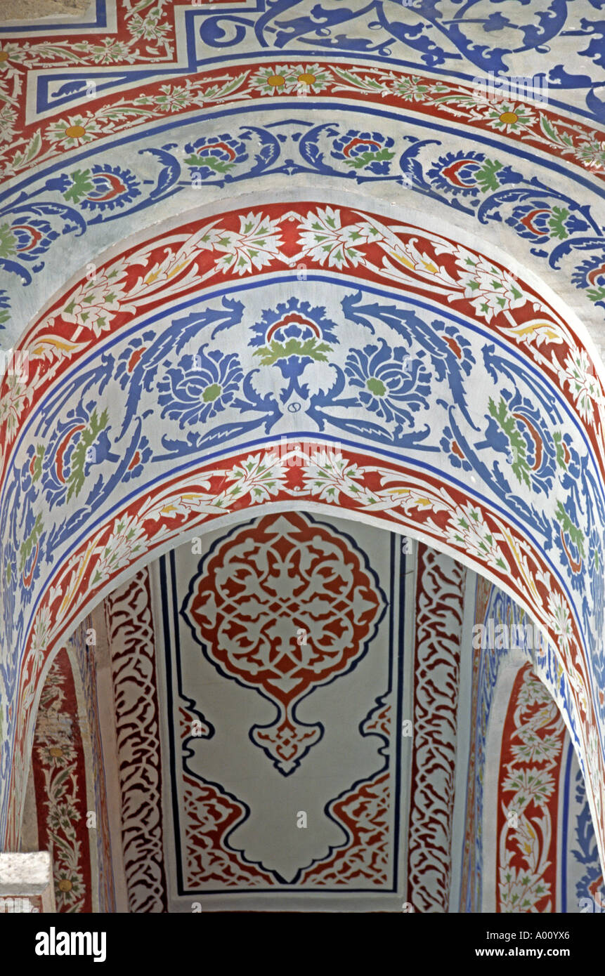 Dipinto motiffs floreali decorano l'interno della Moschea Blu Sultanahmet Camii che venne completato nel 1616 Istanbul Turchia Foto Stock