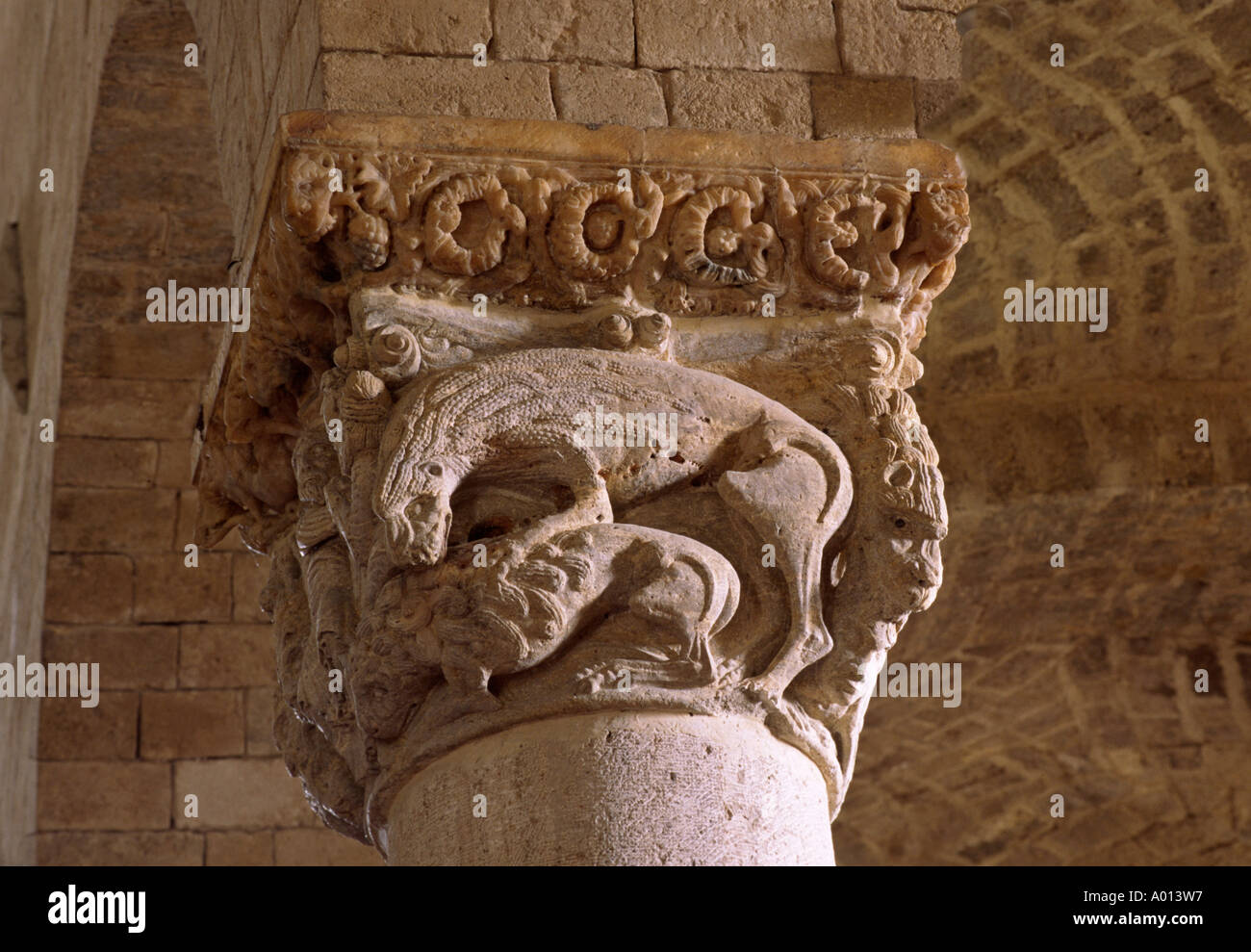 Creature intagliate su colonne all'interno della chiesa romanica di Sant Antimo vicino alla città di Castelnuovo dell abate TOSCANA ITALIA Foto Stock