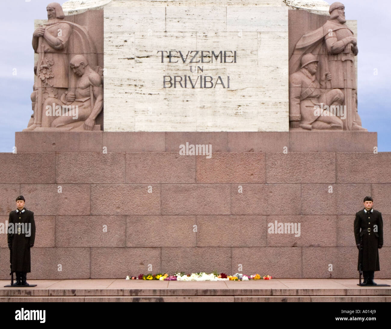 Le protezioni al Monumento alla libertà di Riga Lettonia Foto Stock