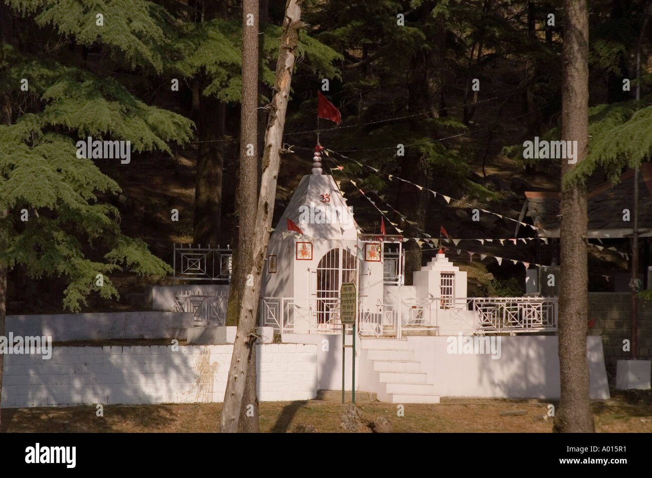 Bianco tempio indù vicino Dal lago superiore in Dharamsala Himachal Pradesh India Foto Stock