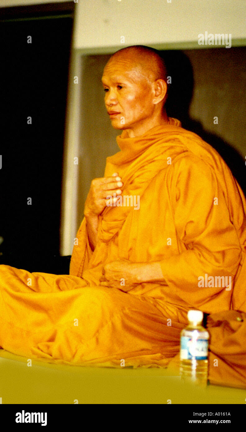 Antica monaco tibetano e moderna di acqua in bottiglia Foto Stock