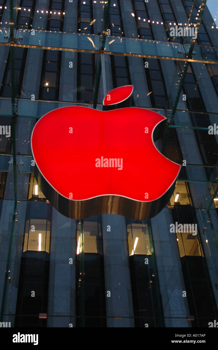 NYC appena apri computer Apple store a Manhattan per cambiare il logo di colore rosso per entrare a far parte di un prodotto rosso Apple Partner darà 10 f Foto Stock