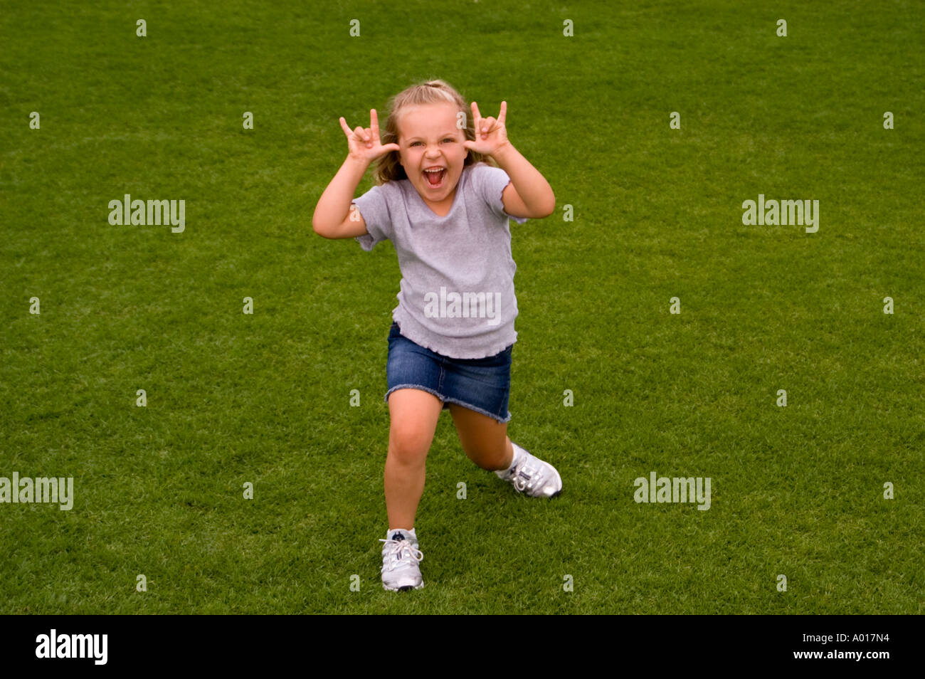 Bambina di cinque anni deridono Foto Stock