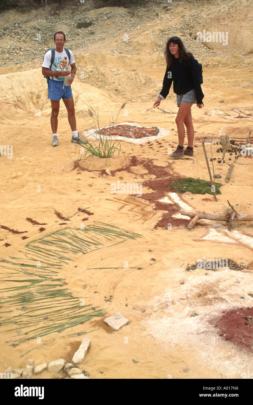 Vista visitatori arte fatta da varie tonalità di giallo ocra e nature fornisce in cave di ocra di Provenza Francia Foto Stock