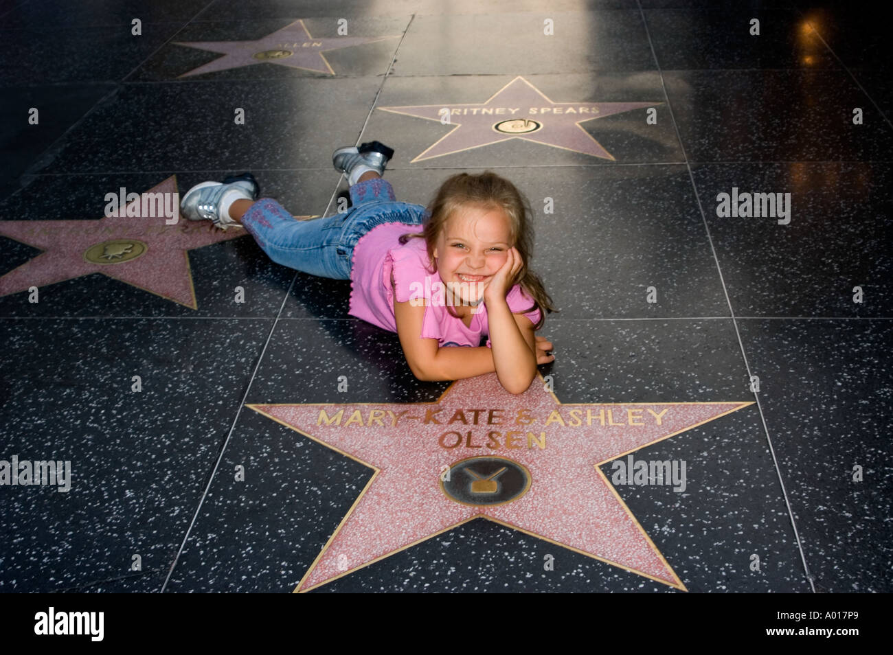 Bambina di cinque anni i laici accanto a Mary Kate e Ashley Olsen Hollywood Walk of Fame stella sulla Hollywood Boulevard a Highland Avenue Foto Stock