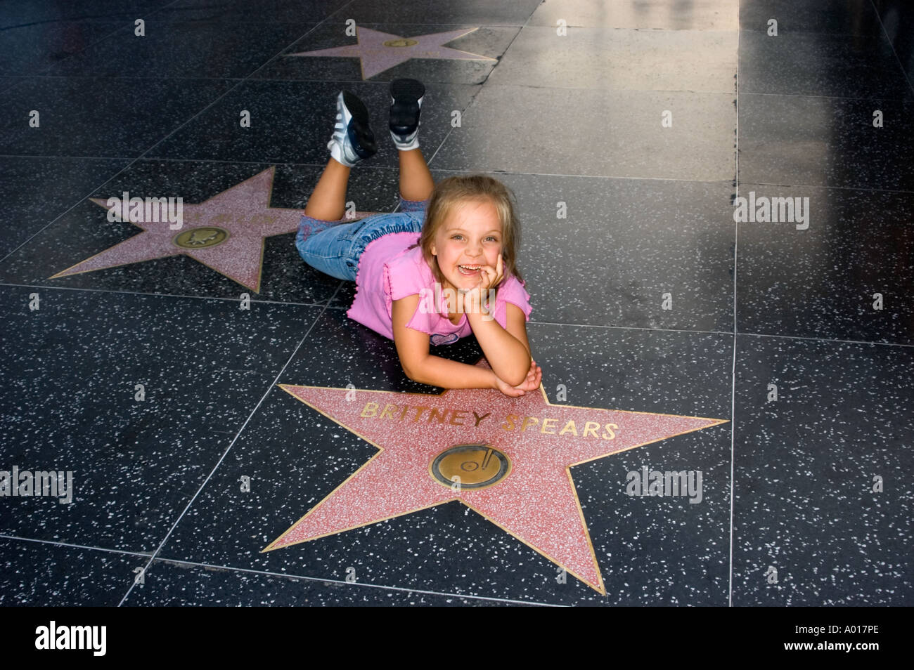 Bambina di cinque anni i laici accanto a Britney Spears Hollywood Walk of Fame stella sulla Hollywood Boulevard a Highland Avenue Hollywood Foto Stock