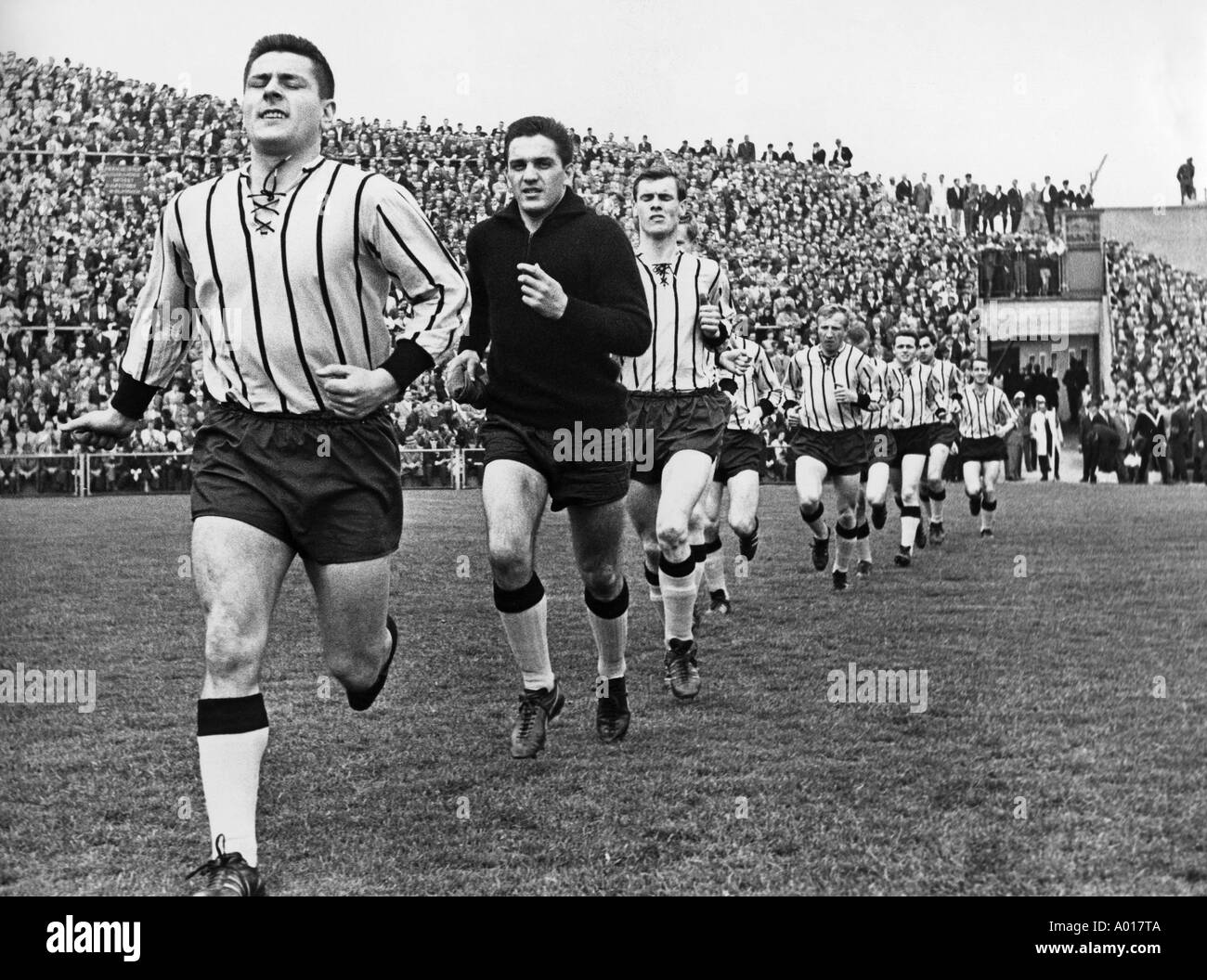 Calcio, Regionalliga Ovest, 1964/1965, Borussia Moenchengladbach versus Alemannia Aachen 2:0, team di Alemannia Aachen entra nel Boekelberg Stadium, precedendo il team leader cristiano Breuer, custode Gerhard Prokop, Erwin Hermandung, b&W, bianco e nero, bla Foto Stock