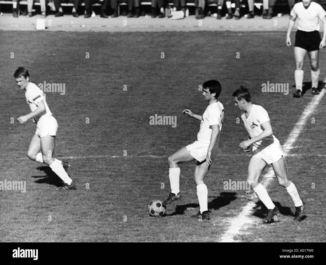 Calcio, Bundesliga, 1965/1966, Borussia Dortmund contro 1. FC Koeln 3:2, Stadio Kampfbahn Rote Erde, kick-off colonia, f.l.t.r. Karl-Heinz Thielen, Wolfgang Overath, Christian Mueller, b&W, bianco e nero, la fotografia in bianco e nero Foto Stock