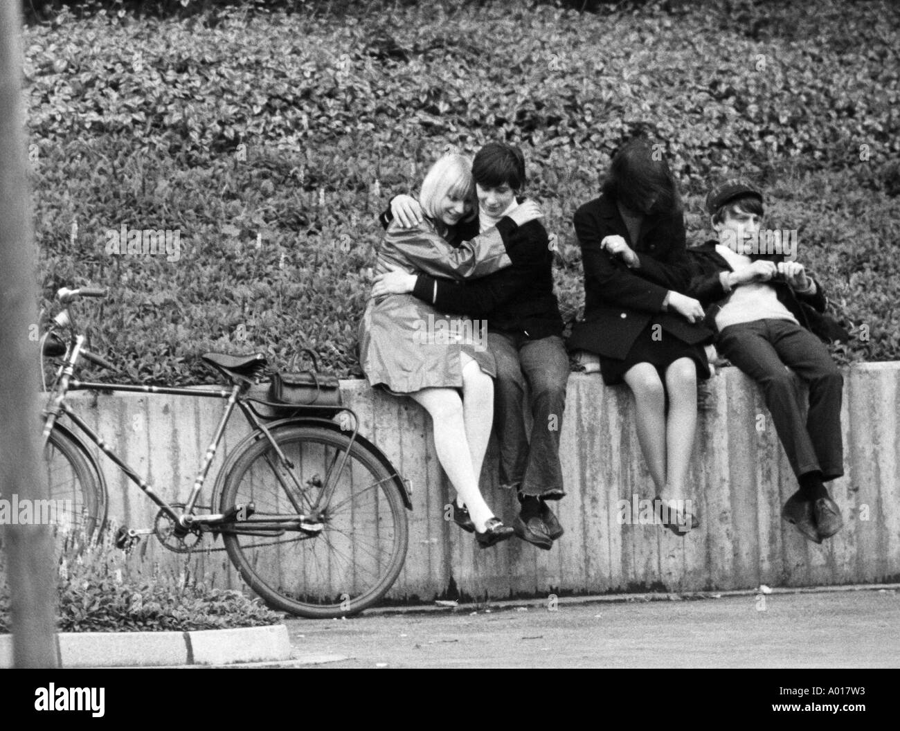 I Beatles, concerto in Essen, la zona della Ruhr, Gruga Hall, 1966, 1960s, sessanta, Inghilterra, Londra, Gran Bretagna, british pop band, musica, musicista, un gruppo di musica pop, cantanti, giovani in attesa di ingresso, giovani, ragazze e ragazzi, coppia giovane, bicicletta, bi Foto Stock