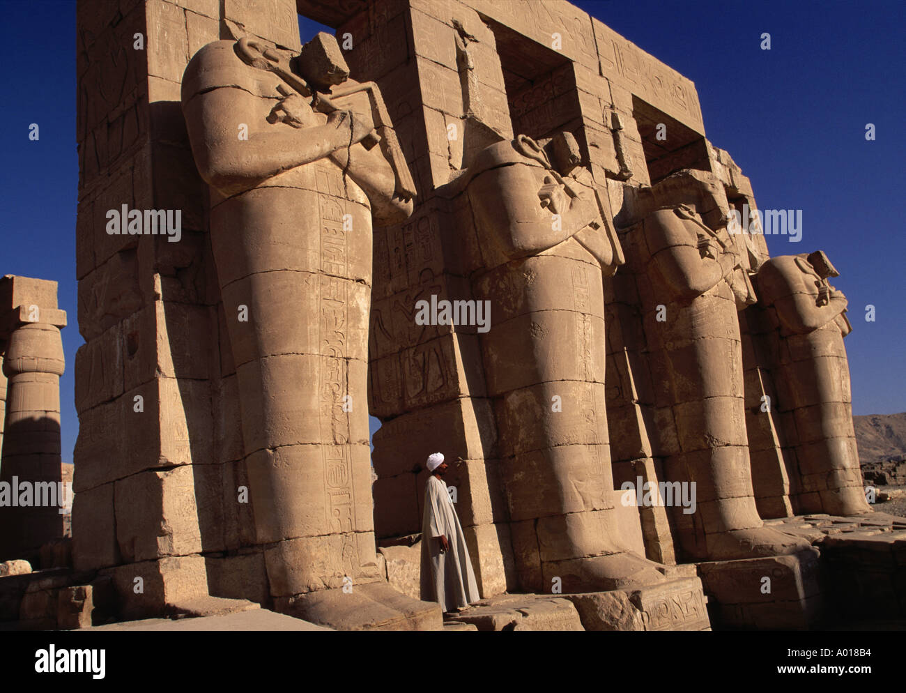 Le statue di Ramses II al Ramesseum Luxor Egitto Foto Stock