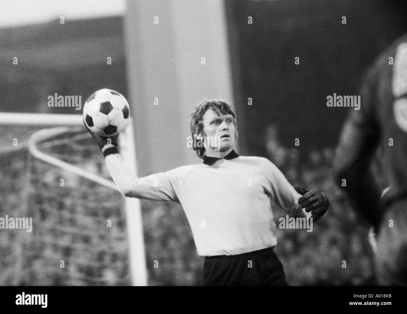 Calcio, Bundesliga, 1973/1974, VfL Bochum contro Bayern Monaco di Baviera 0:1, Ruhr Stadio an der Castroper Strasse, scena del match, portiere Sepp Maier, throw-out, b&W, bianco e nero, la fotografia in bianco e nero Foto Stock