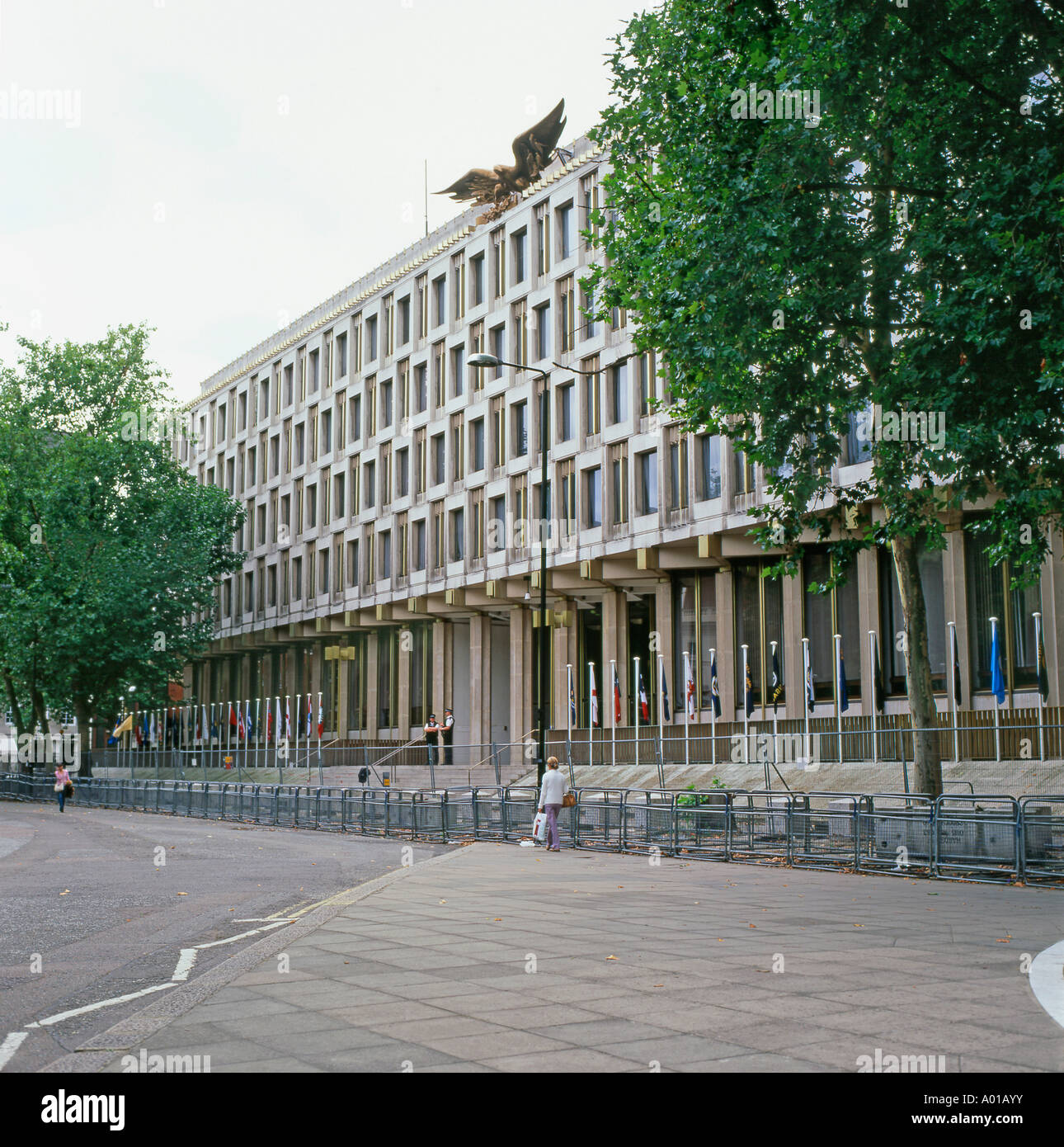 L'Ambasciata USA edificio in Grosvenor Square progettato dall architetto Eero Saarinen London, England, Regno Unito Foto Stock