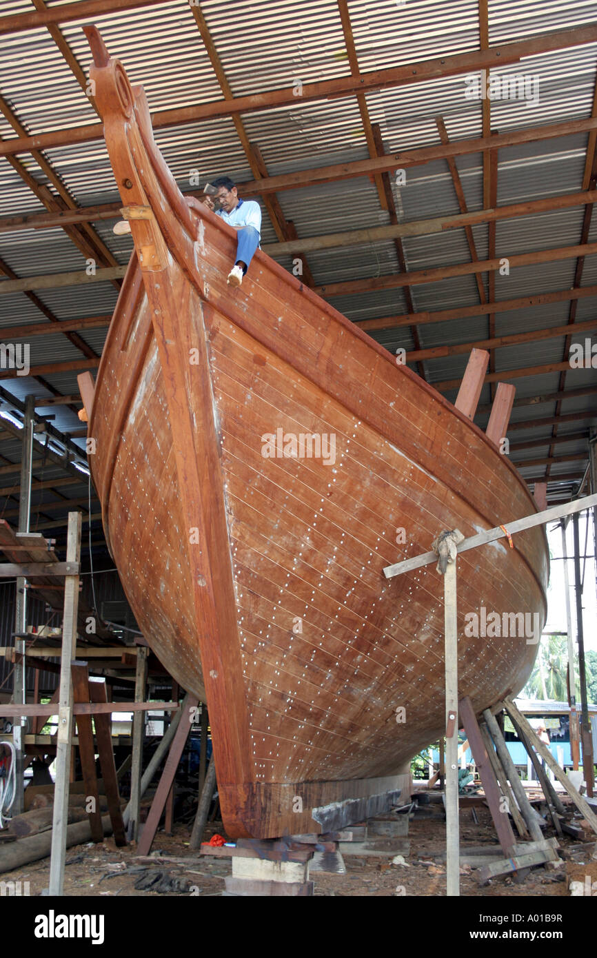 Una barca di legno in costruzione in Terengganu, Malaysia. Foto Stock