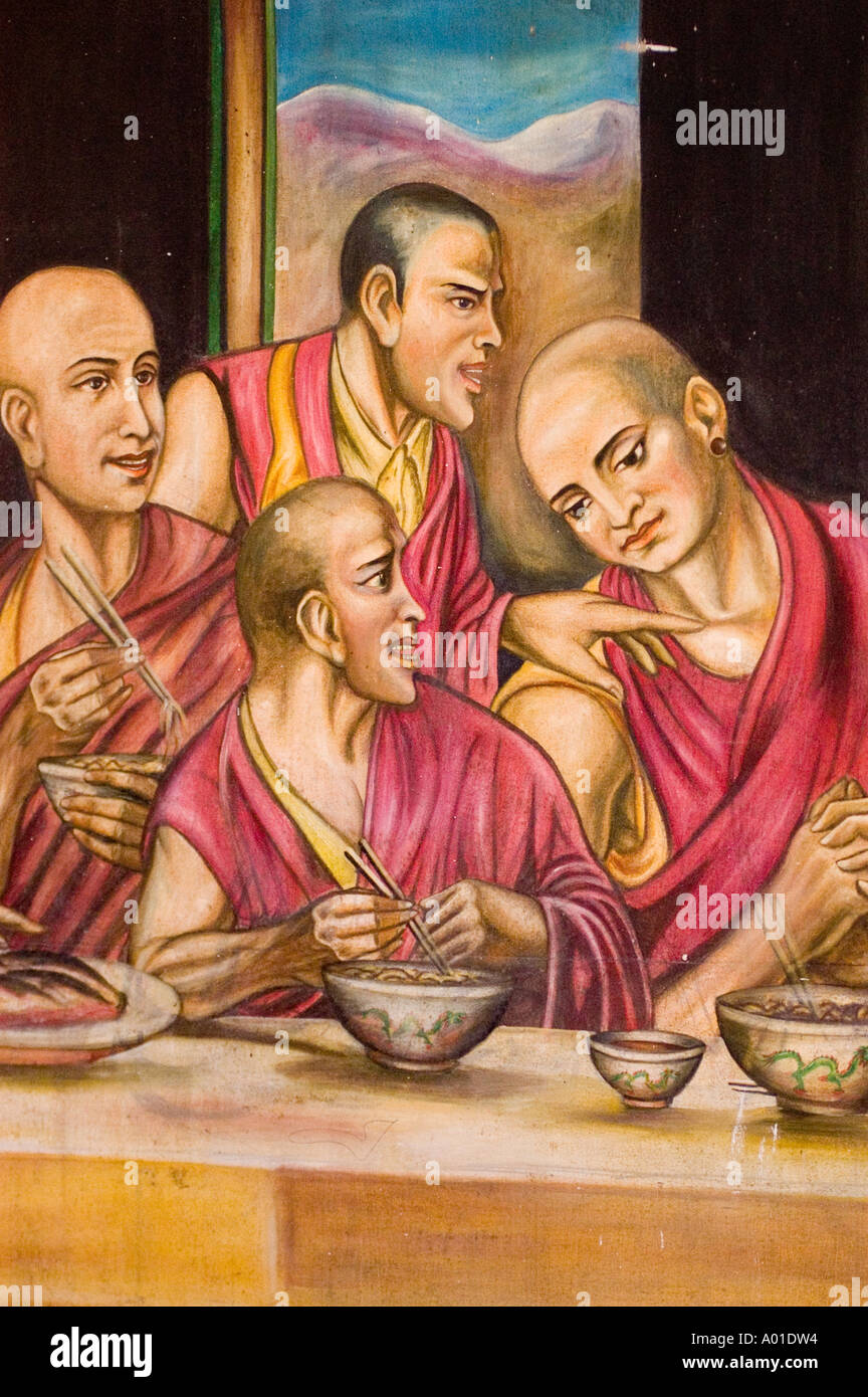 Curioso versione buddista di l Ultima Cena di Leonardo Da Vinci pittura con radere i monaci buddisti in rosso accappatoi Darjeeling in India Foto Stock