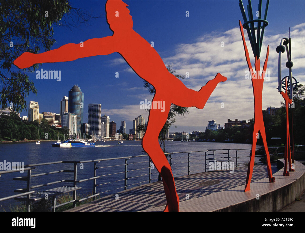Australia, Brisbane, Fiume Brisbane, rosso arte scultura, skyline Foto Stock