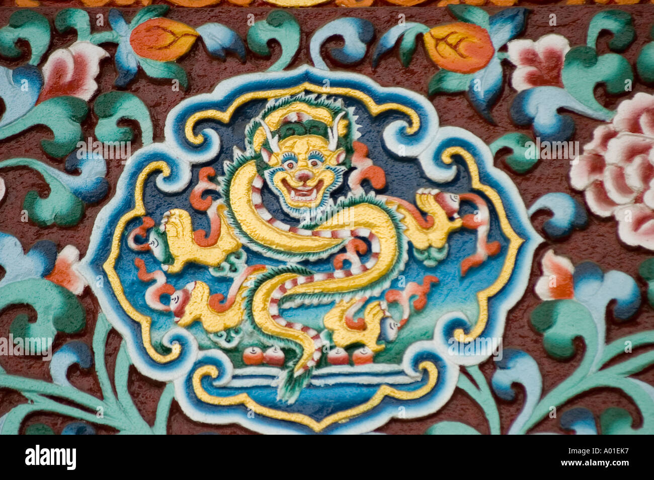 Dragon bassorilievo in Druk Thubten Sangag Choeling sede del monastero di Drukpa Kagyu scuola Darjeeling Ind Foto Stock