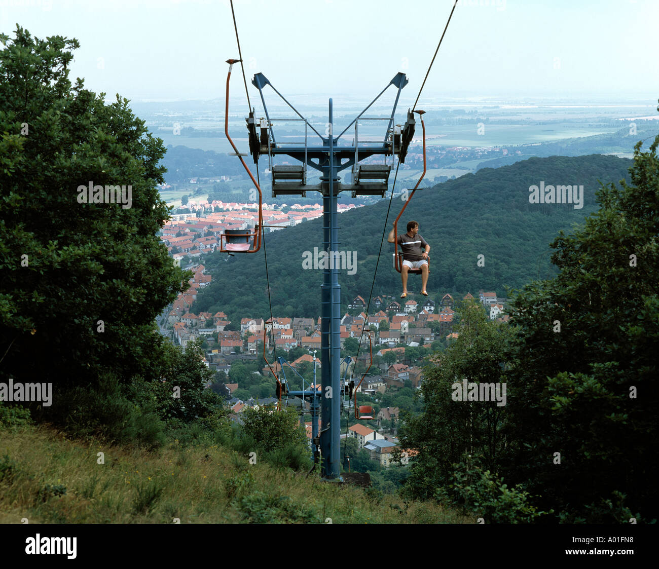 D-Thale, Bode, Harz, riserva naturale Harz, Sassonia-Anhalt, seggiovia tra la Rosstrappe Rock e la città di Thale, persone Foto Stock