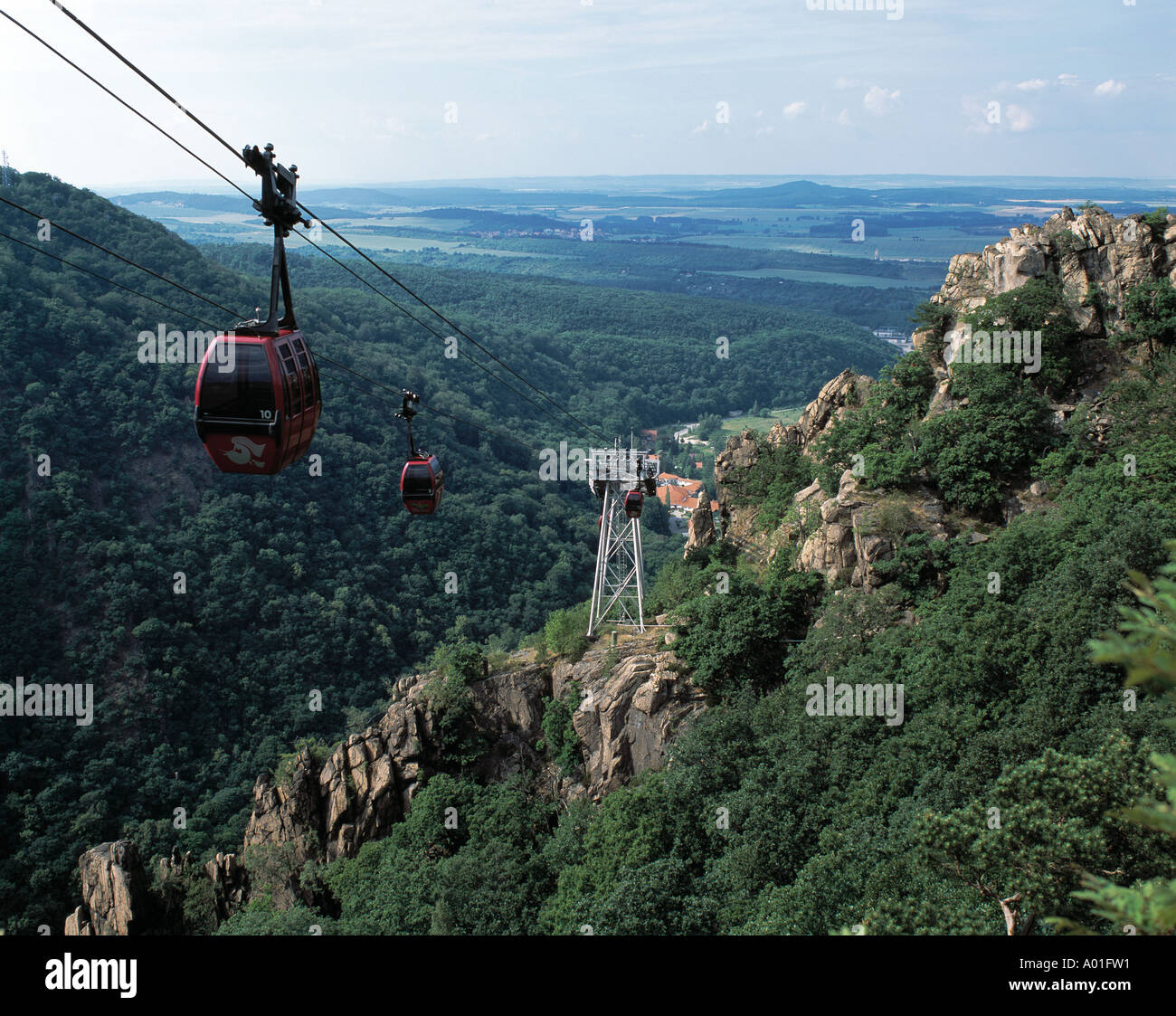 Gondel, Seilbahn, Schwebebahn, Kabinenseilbahn zwischen Hexentanzplatz-Plateau und der Stadt, Thale, Naturpark Harz, Sachsen-Anhalt Foto Stock