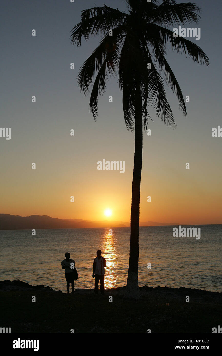 Giovane, tramonto Montego Bay, Giamaica Foto Stock