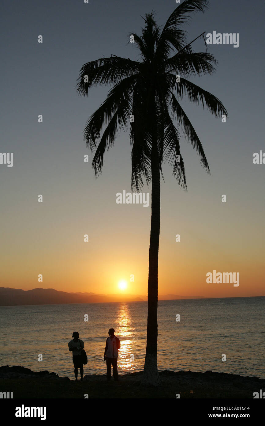 Giovane, tramonto Montego Bay, Giamaica Foto Stock