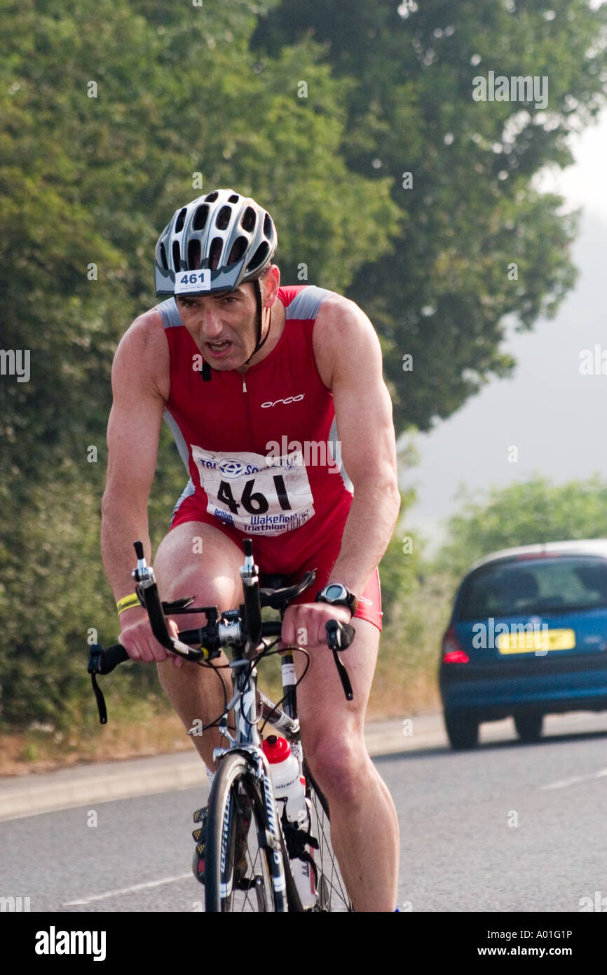 Concorrente maschile durante le escursioni in bicicletta gamba del Wakefield Triathlon 2006 Foto Stock