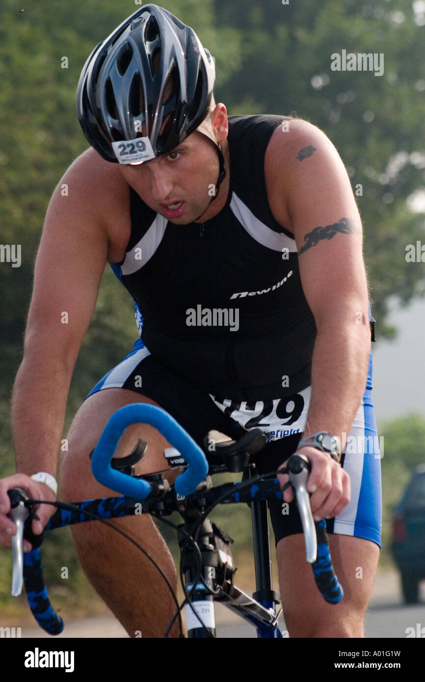 Concorrente maschile durante le escursioni in bicicletta gamba del Wakefield Triathlon 2006 Foto Stock