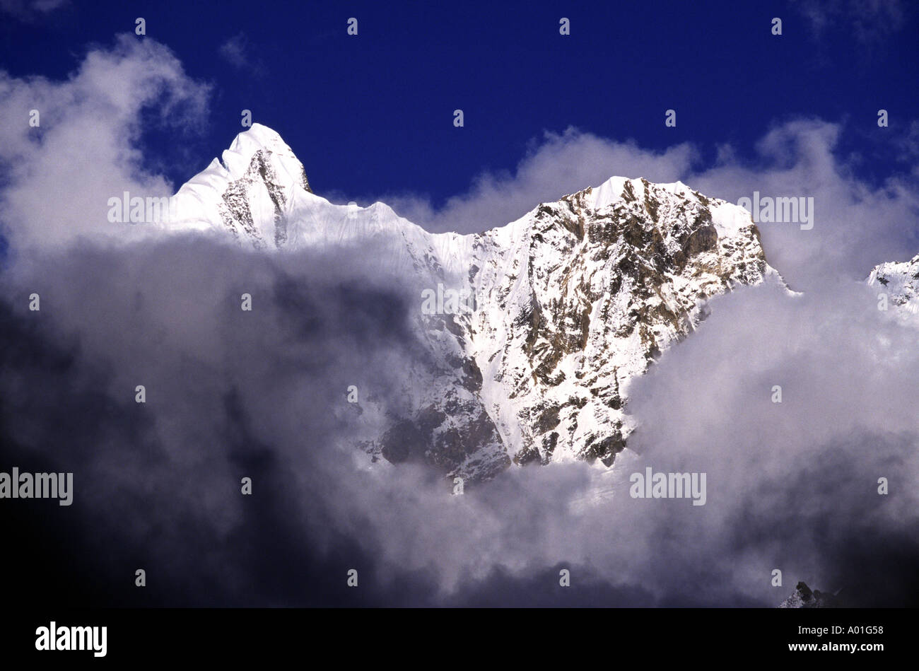 La montagna Gandharba Chuli tra le nuvole nel Santuario di Annapurna Nepal Foto Stock