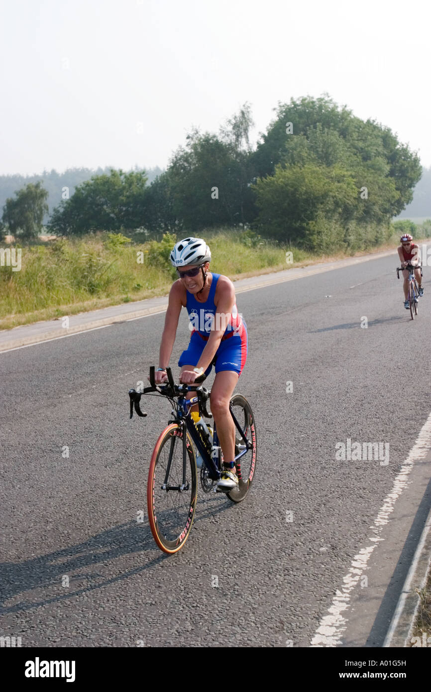 Concorrente femmina durante la gamba del ciclismo di Wakefield Triathlon 2006 Foto Stock
