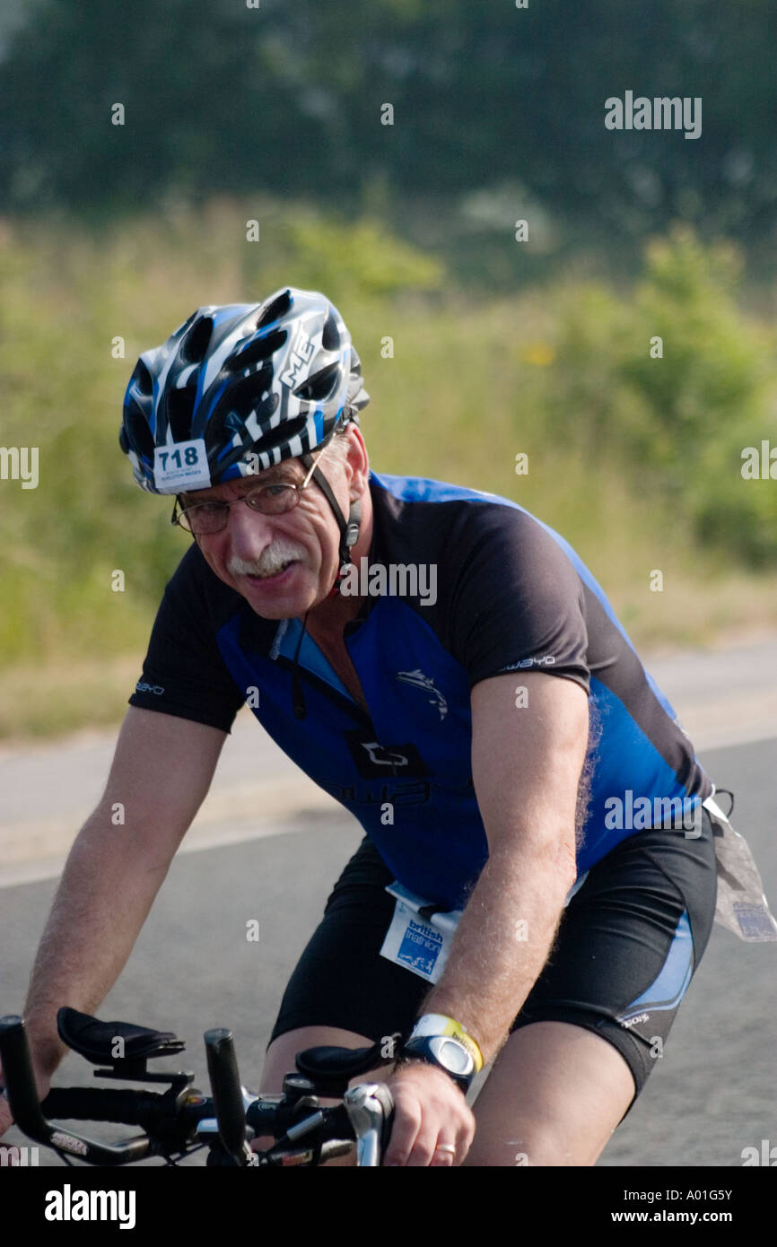 Maschio maturo concorrente durante le escursioni in bicicletta gamba del Wakefield Triathlon 2006 Foto Stock