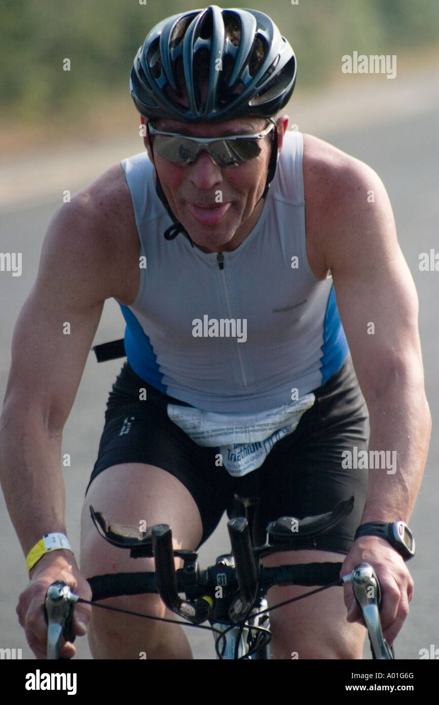 Concorrente maschile durante le escursioni in bicicletta gamba del Wakefield Triathlon 2006 Foto Stock