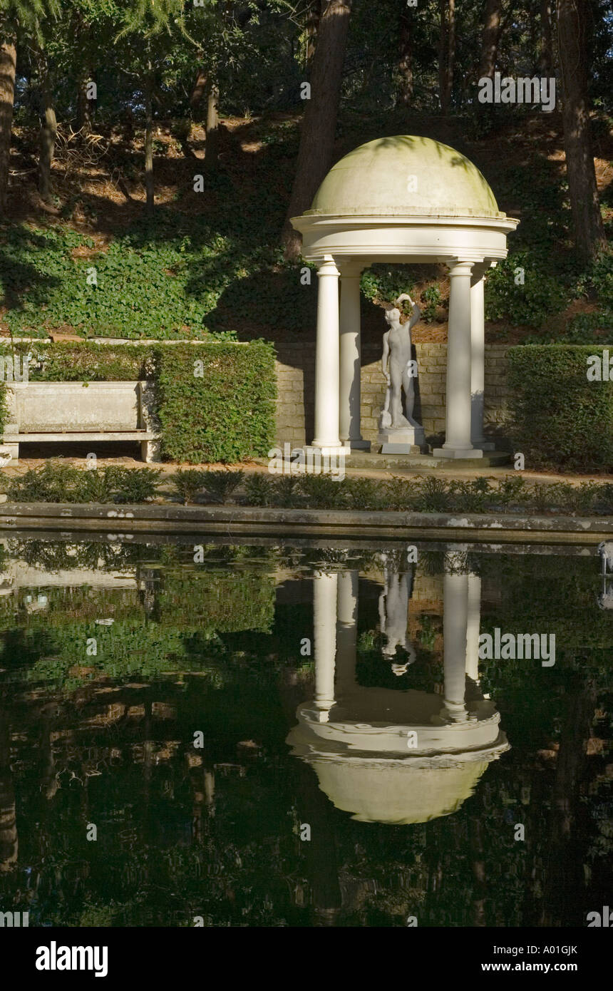 Statua di Bacco in Italian Garden Pool, Compton Acres, Dorset, Regno Unito Foto Stock