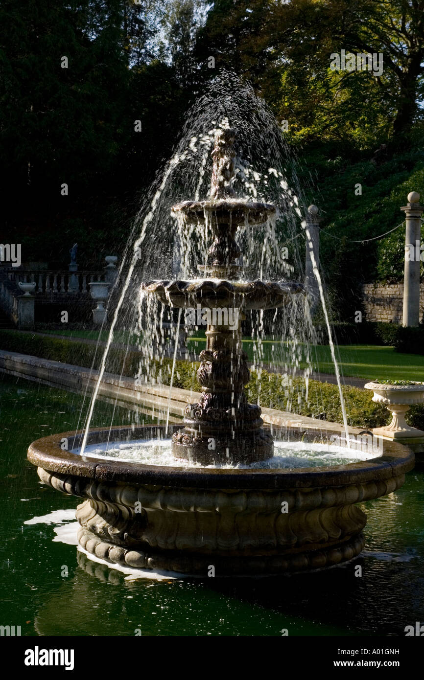 Fontana nel giardino italiano vasca ornamentale, Compton Acres, Dorset, Regno Unito Foto Stock