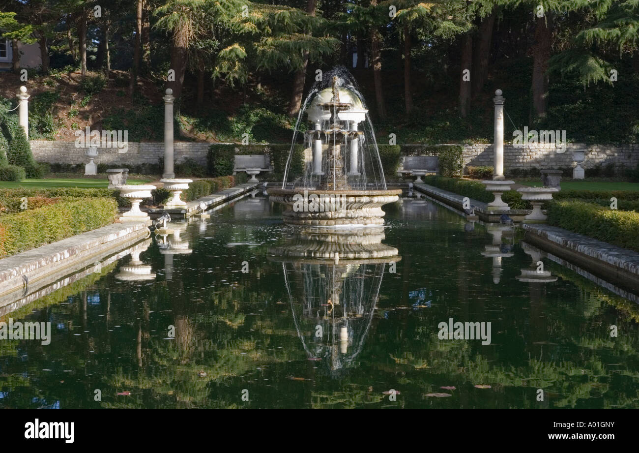 Il giardino italiano vasca ornamentale, Compton Acres, Dorset, Regno Unito Foto Stock