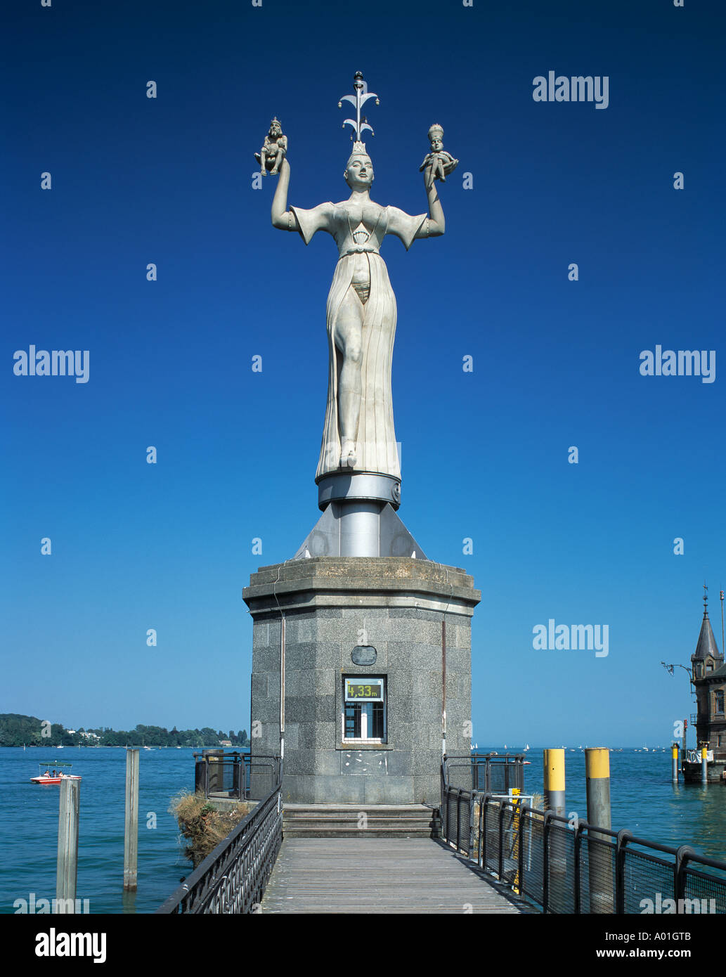 Konstanzer Pegel im Hafen, Imperia-Statue von Peter Lenk, Kurtisane, Costanza, Rhein, Seerhein, Bodensee, Baden-Wuerttemberg Foto Stock