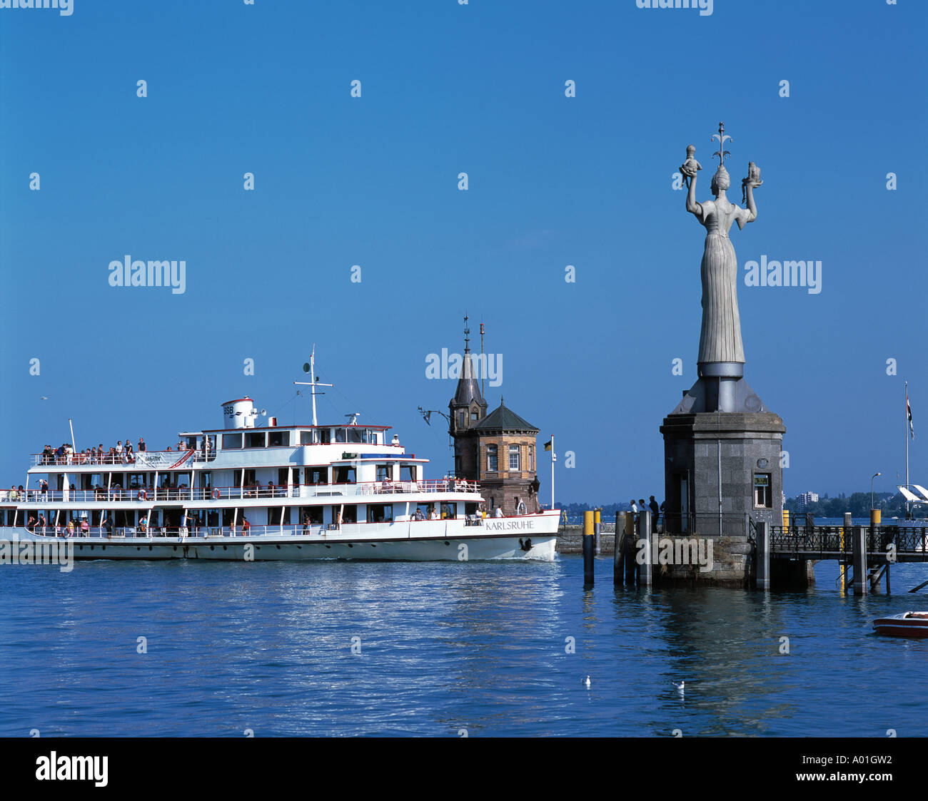 Konstanzer Pegel im Hafen, Imperia-Statue von Peter Lenk, Kurtisane, Hafeneinfahrt, Hafentor, Ausflugsdampfer, Passagierschiff, Costanza, Rhein, Seerh Foto Stock