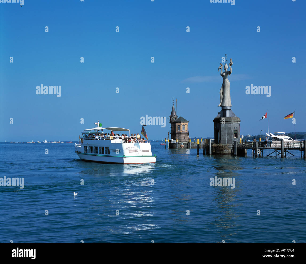 Konstanzer Pegel im Hafen, Imperia-Statue von Peter Lenk, Kurtisane, Hafeneinfahrt, Hafentor, Ausflugsdampfer, Passagierschiff, Costanza, Rhein, Seerh Foto Stock