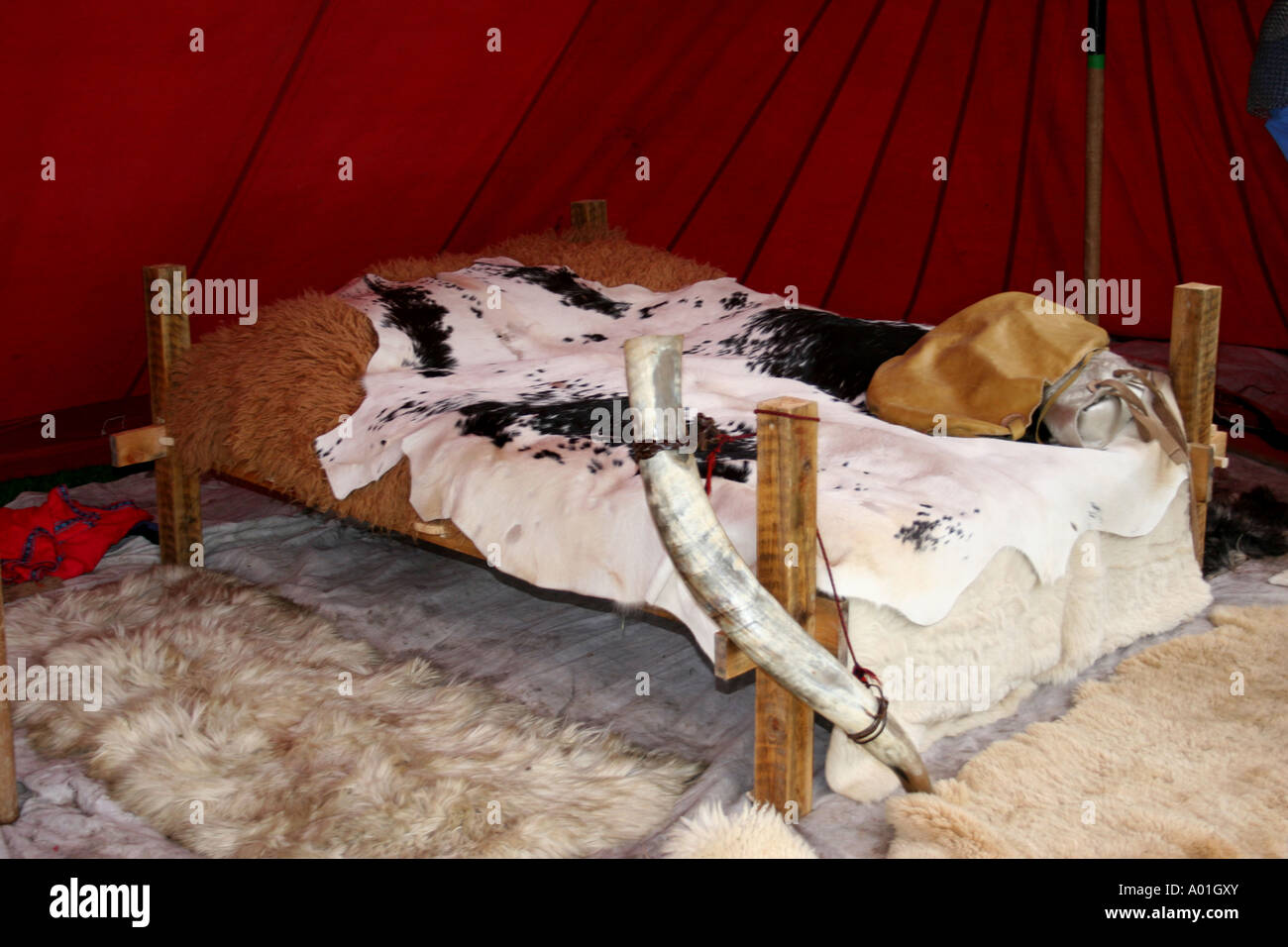 Un letto sassone trovato al rievocazione della battaglia di Hastings nel Regno Unito Foto Stock
