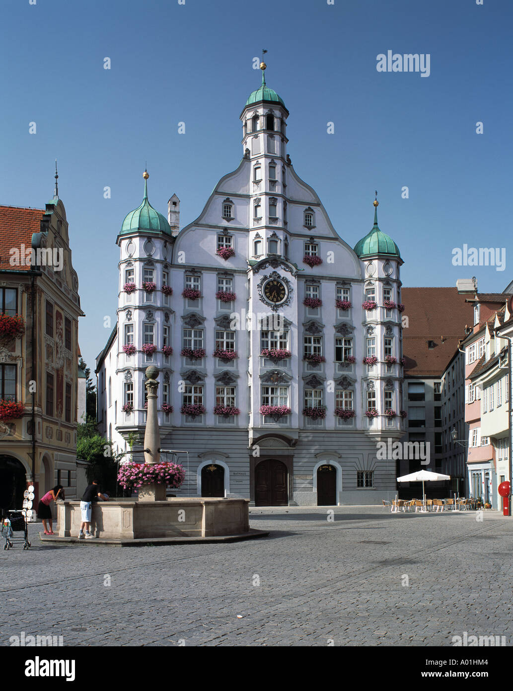 Marktplatz mit Renaissance-Rathaus, Rokoko-Stukkatur, Marktbrunnen, Memmingen, Vorland der Allgaeuer Alpen, Bayern Foto Stock