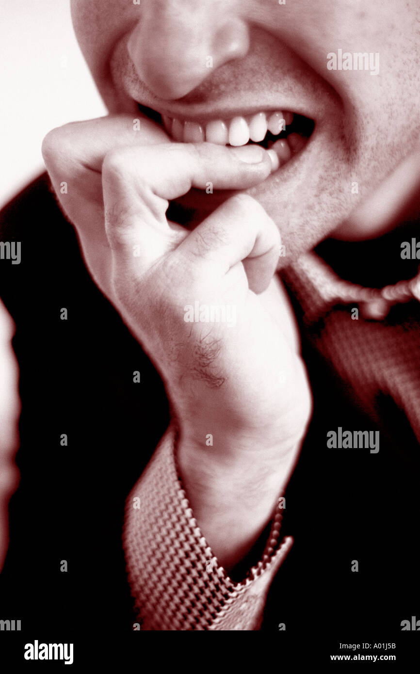 In prossimità di un uomo ansioso di mordere le dita Foto Stock In prossimità di un uomo ansioso di mordere le dita Foto Stock