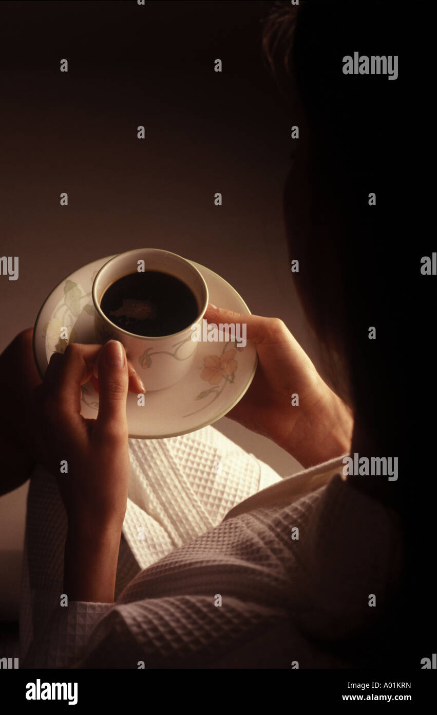 Anonimo immagine di donna di bere il caffè nero Foto Stock