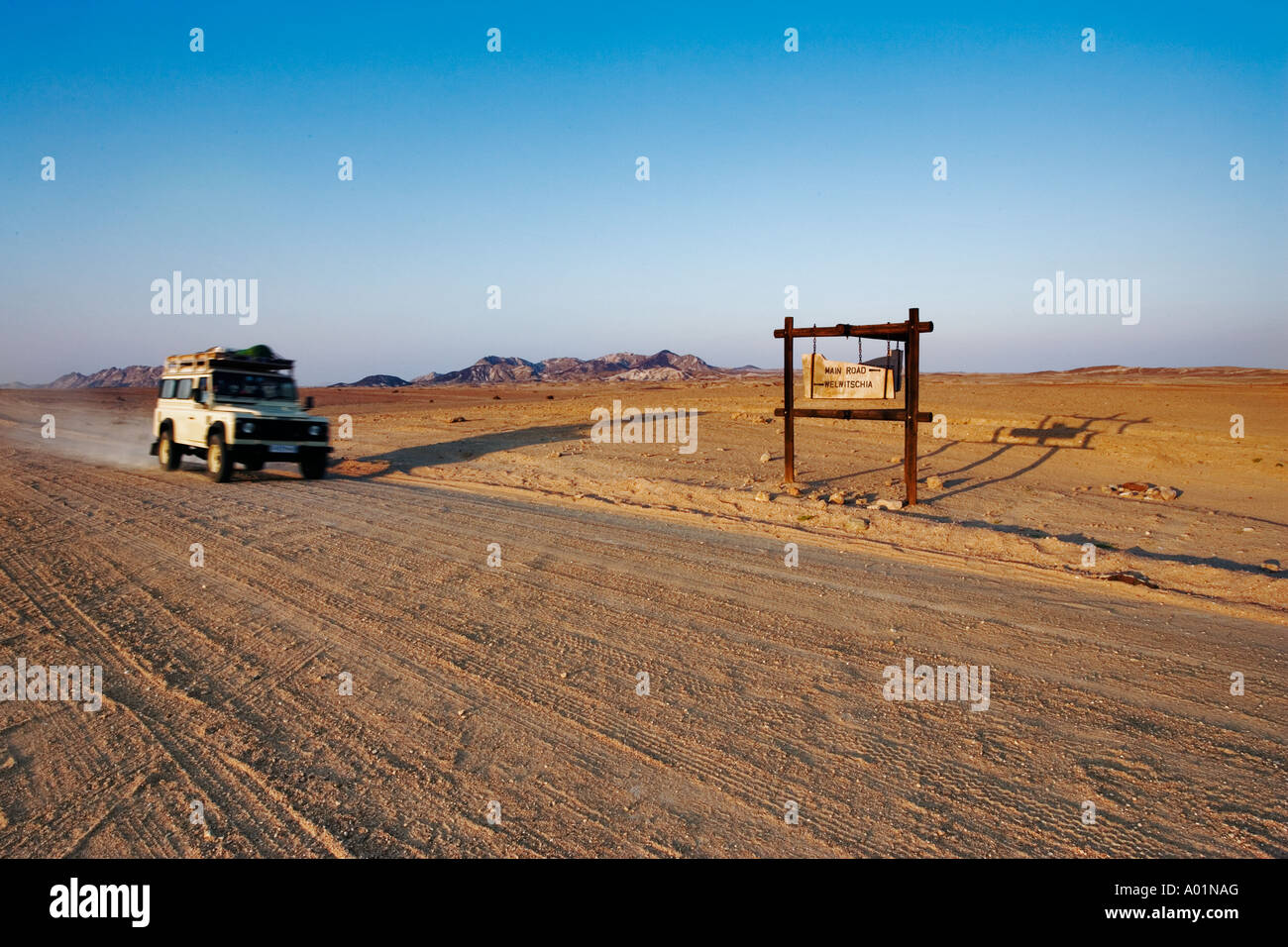 La trazione a quattro ruote motrici a veicolo in marcia lungo una strada sterrata Namib Naukluft Park Namibia Foto Stock