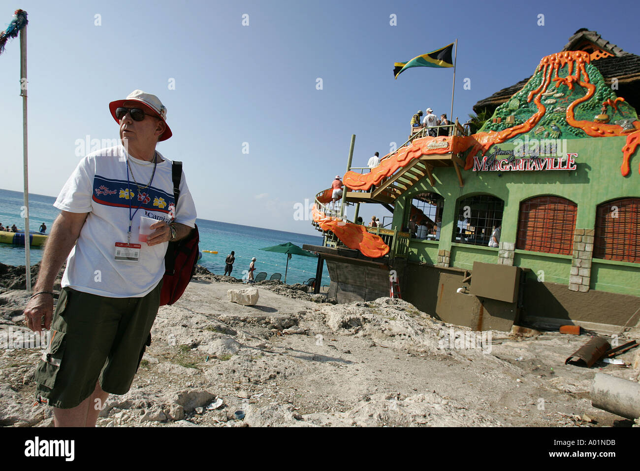 Un turista si erge al di fuori di Jimmy Buffet Margaritaville bar ristorante Montego Bay in Giamaica Foto Stock