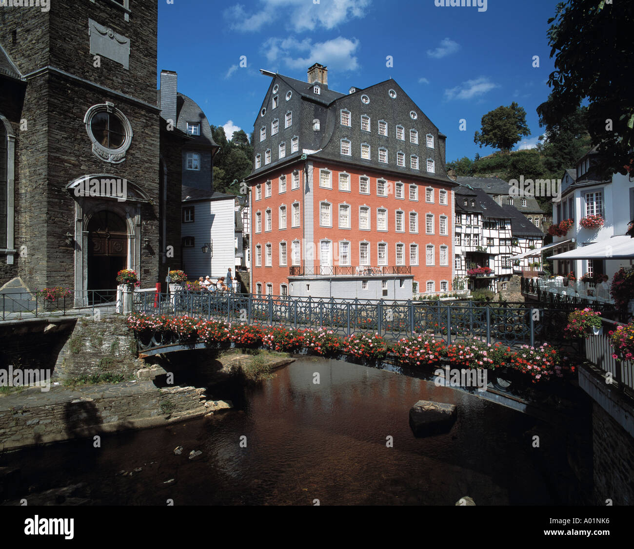 Rurpromenade, Fussgaengerbruecke, Steg, Rotes Haus, Barock, Monschau, Naturpark Nordeifel (Deutsch-Belgischer), Renania settentrionale-Vestfalia Foto Stock