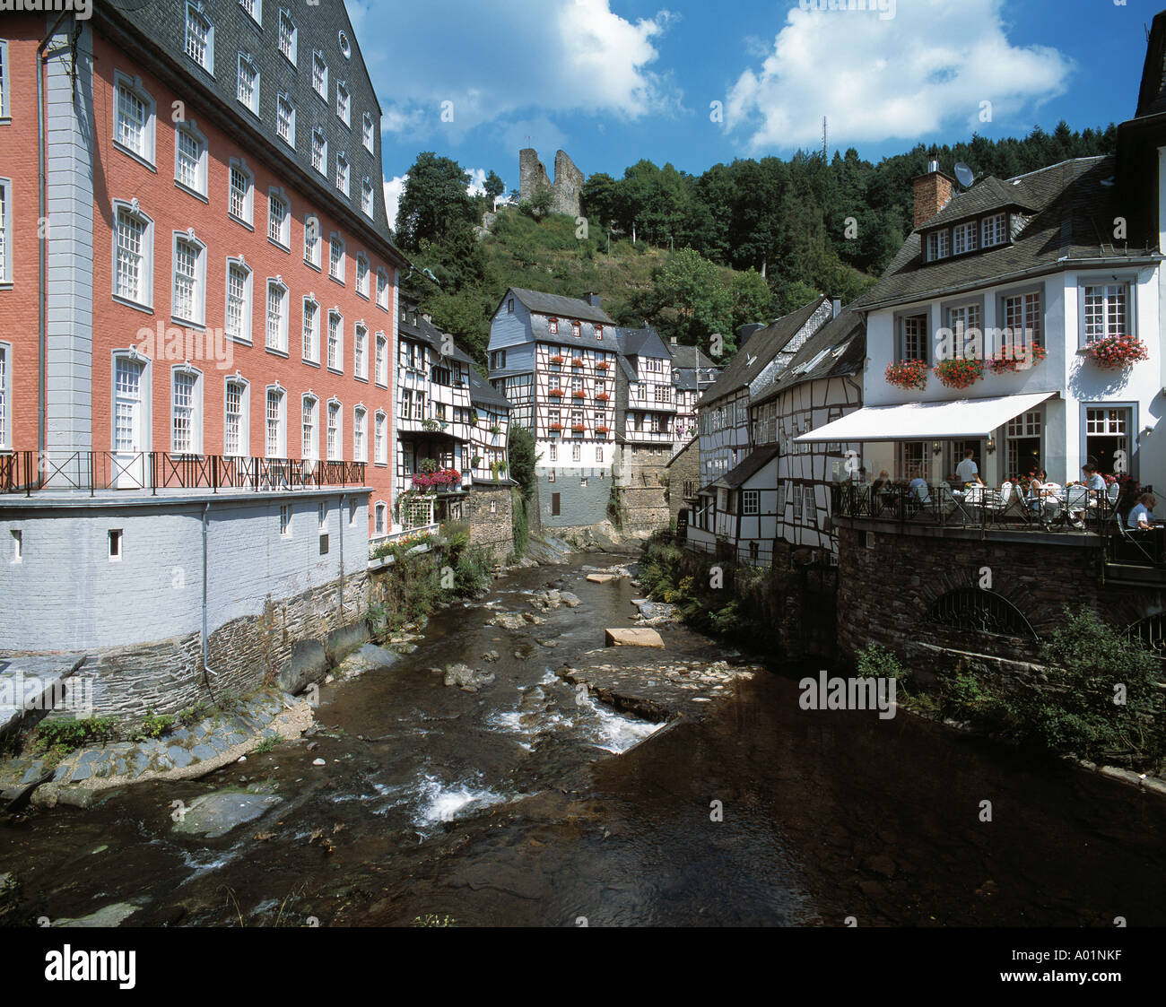 Fachwerkhaeuser an der Rurpromenade, Rotes Haus, Barock, Wachturm Haller ueber der Rur, Monschau, Naturpark Nordeifel (Deutsch-Belgischer), Nordrhein- Foto Stock